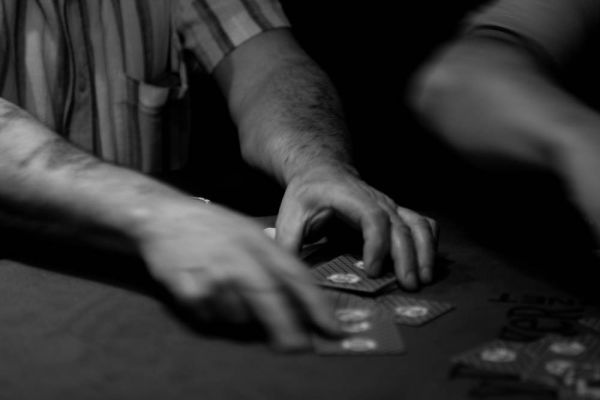 https://www.reddit.com/r/poker/comments/1u4ptkf/are_you_expected_to_tip_if_you_win_a_very_small/ - 小底池也要给小费？德州扑克牌桌礼仪与潜规则解析
