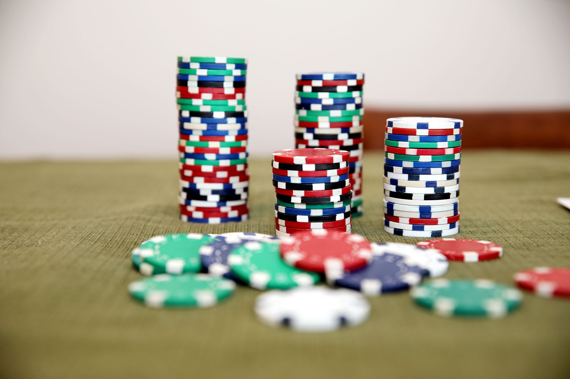 WSOP-C实战牌局解析：翻牌圈过牌加注与QQ翻前3bet的决策权衡（要点图解）