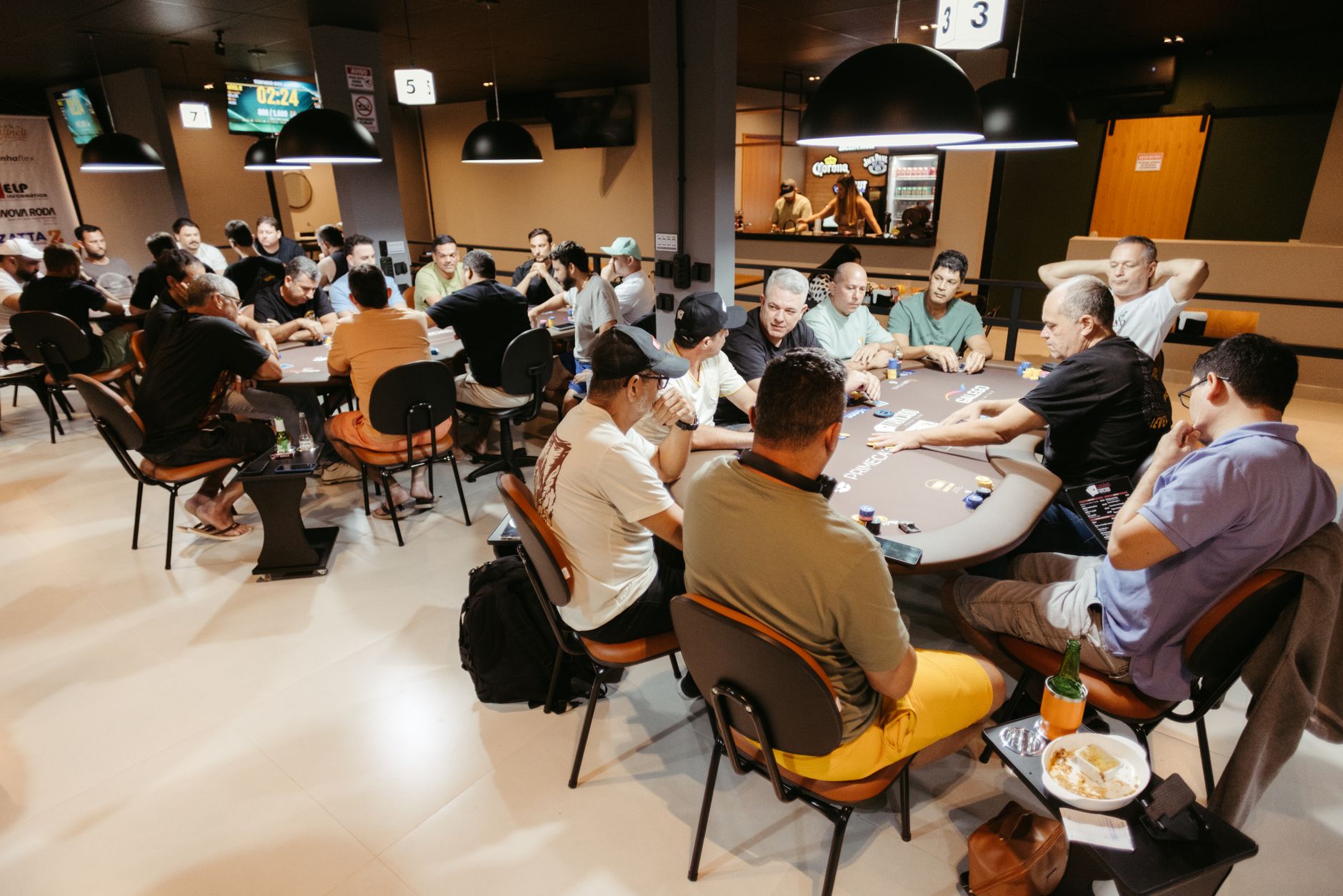多人底池翻前策略详解：三个核心维度与实战决策框架（要点图解）