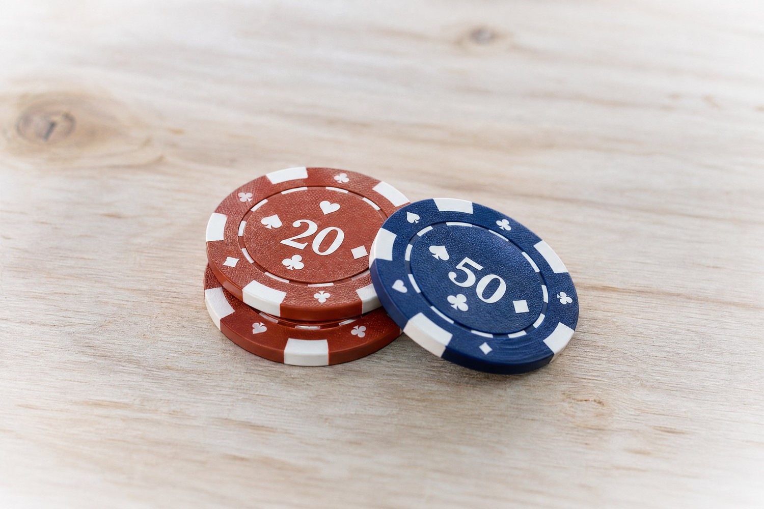 QQPOKER位置优势下注四条法则：从按钮位到盲注的决策框架